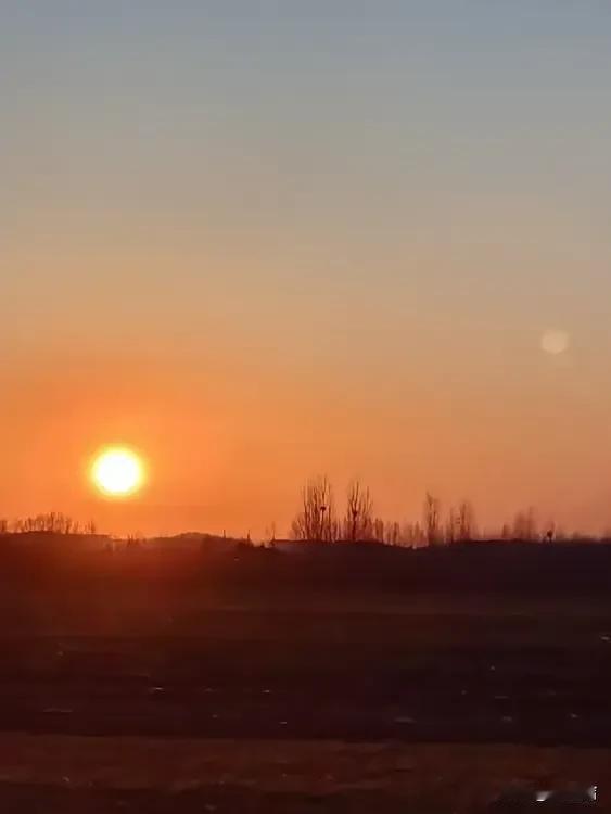 夕阳下，金色铺满天空与大地，那番景象美到了极致。
今天是乙巳年正月初七。
此日有