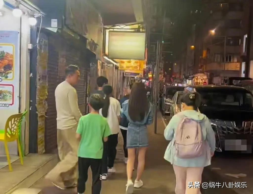 汪小菲一家现身中国香港地区庙街夜市

23 日，有网友在社交平台兴奋分享在中国香