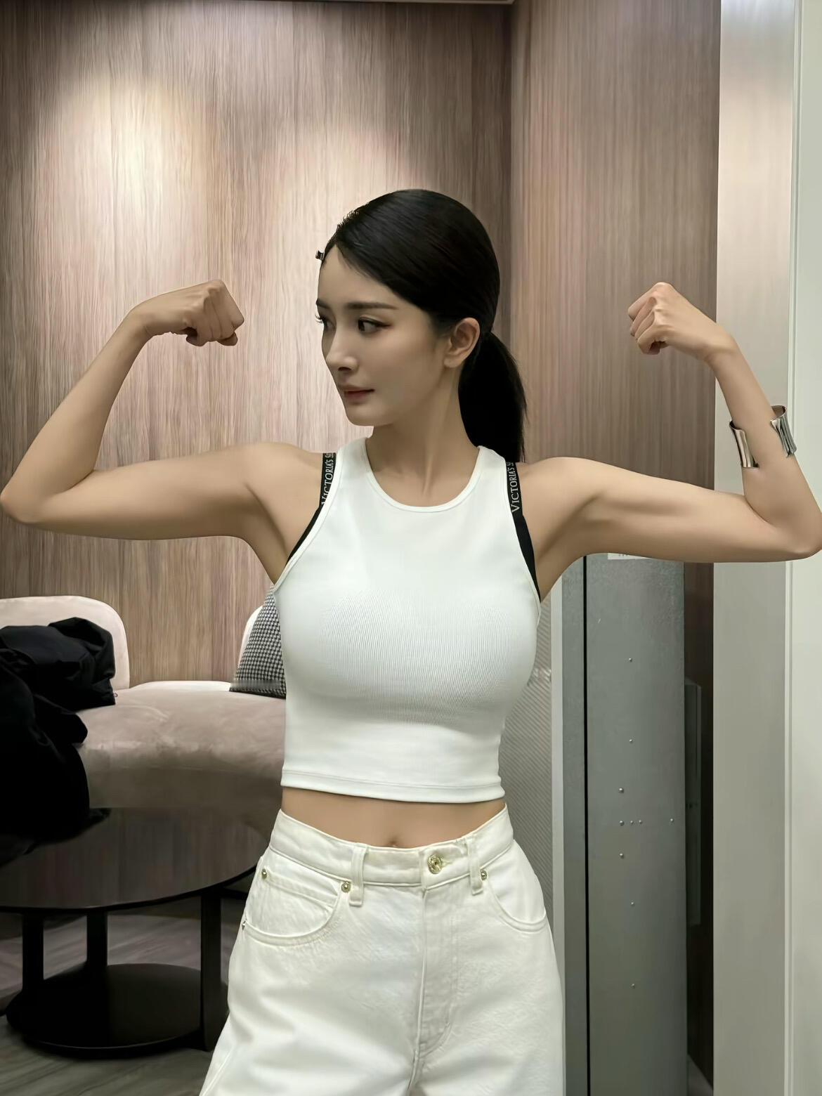 早年拍古装剧时，杨幂曾因体态问题被导演建议调整身形，然后她就开始塑型，你有这样的