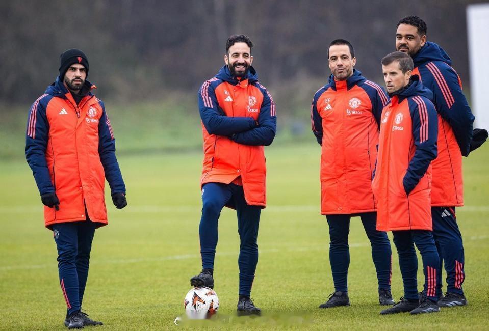 还没眼熟的教练团队阿莫林被解雇