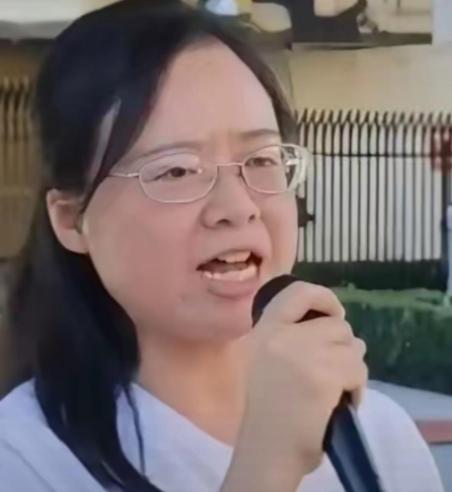 周君红在美国发表反华声明，要求中国归还她祖父、外祖父家当年作为地主拥有的地产、钱