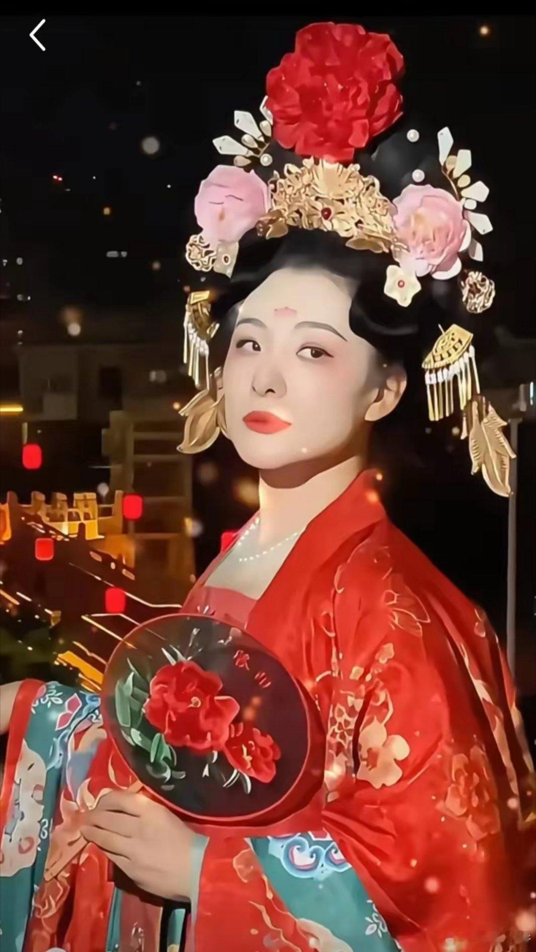 45岁刘璇和儿女现身洛阳街头，穿红色古装服饰宛若唐朝美人！ ​​​