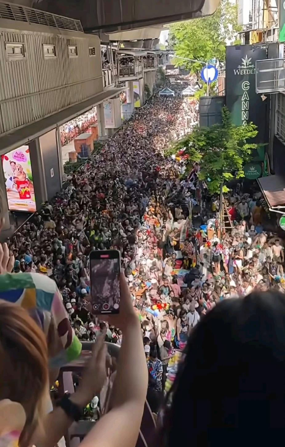 泰国泼水节6天216人死亡！狂欢变“夺命周”
 
一提泰国泼水节，大家第一反应就