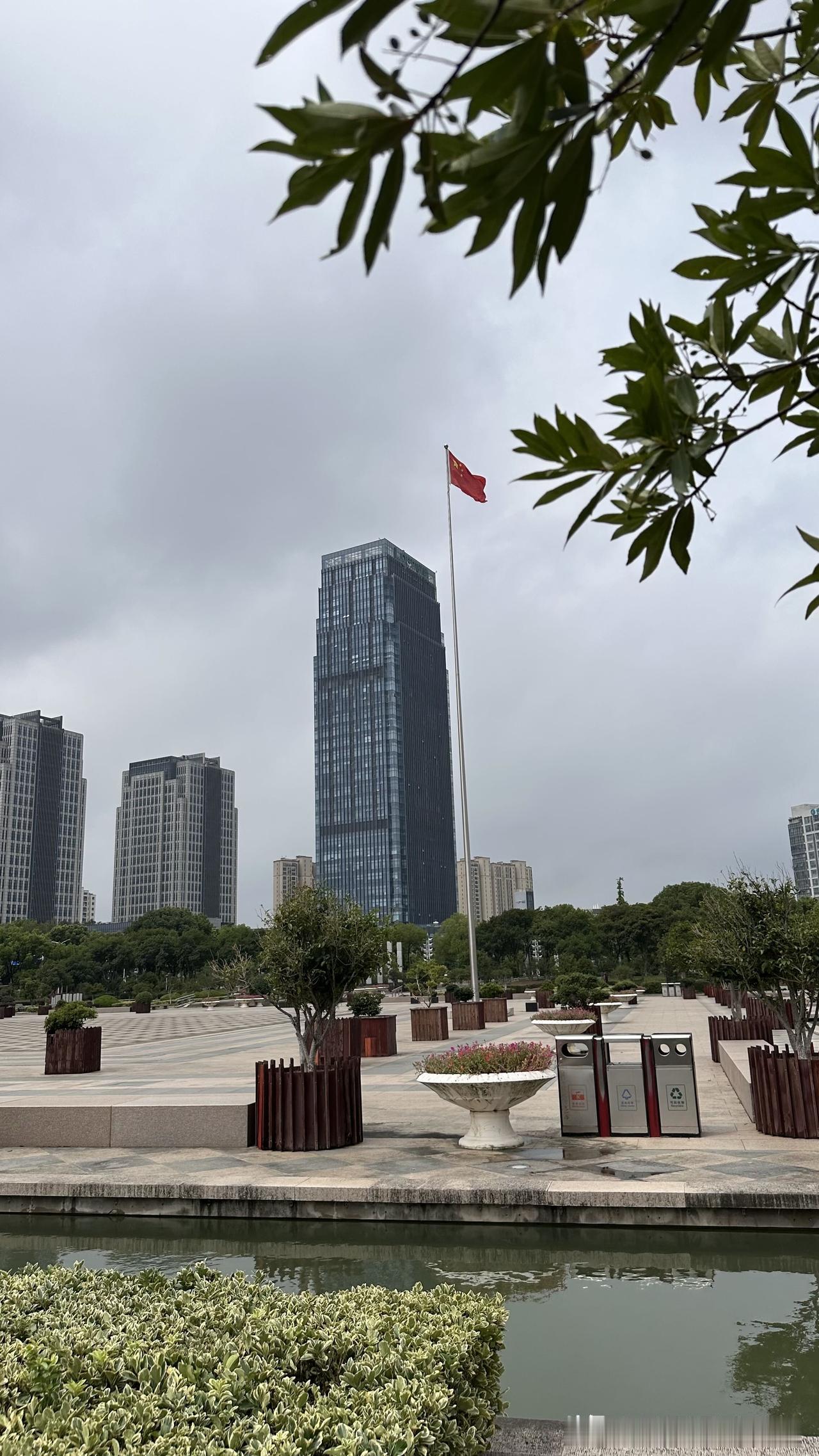 台北人在苏州，楼下违法施工又又持续中，忙活一上午，还没解决。当人民不顾法规、迳自