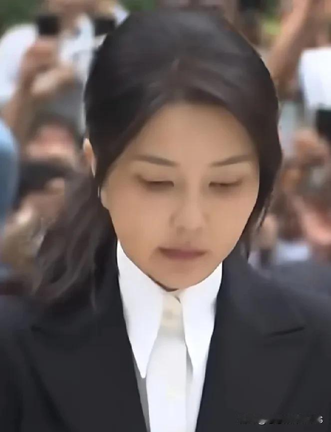 韩国法院已于8月12日正式签发了对前第一夫人金建希的拘捕令，理由是认定她存在毁灭