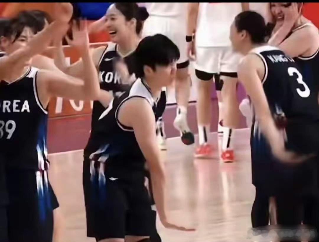 韩国女篮 嘲讽手势中国女篮80-85不敌韩国，无缘决赛。赛后韩国球员比“too 