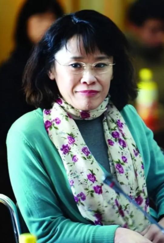 张海迪是个传奇，也是个未解之谜！她1955年出生，患有多种疾病，但如今不仅面色红