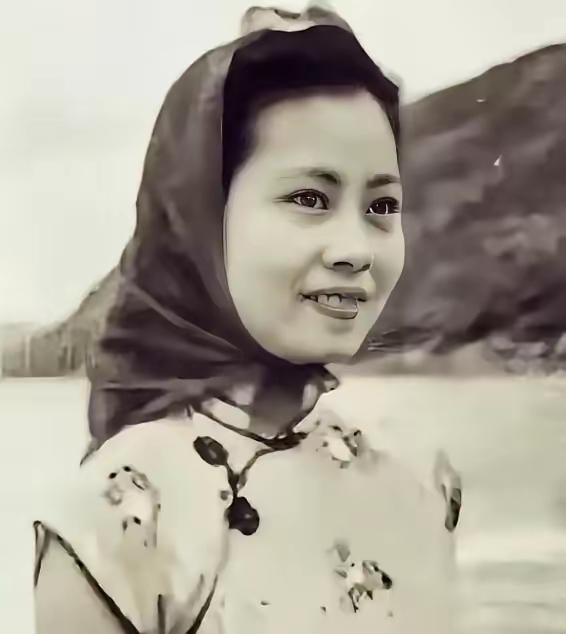 1943年，东江纵队19岁女情报员被叛徒卖给日本人，跳江前她朝特务头子笑了一下—