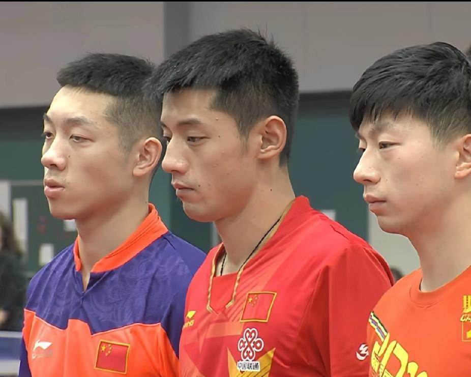 国乒三巨头“出工”名场面！一脸“班味”也藏不住实力
 
刷到国乒三巨头早年训练前