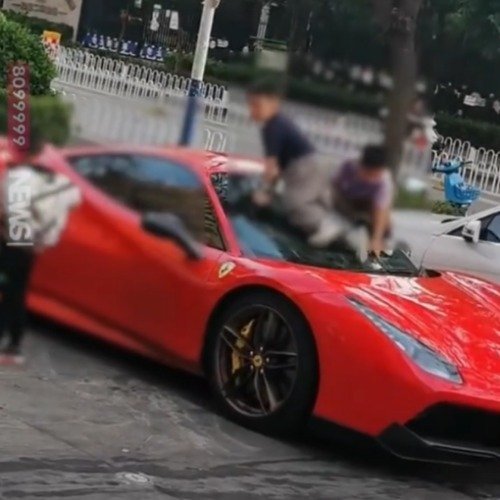 法拉利被4个孩子当滑梯玩昆明一辆价值360万的法拉利停在专属车位,被4名孩童当“