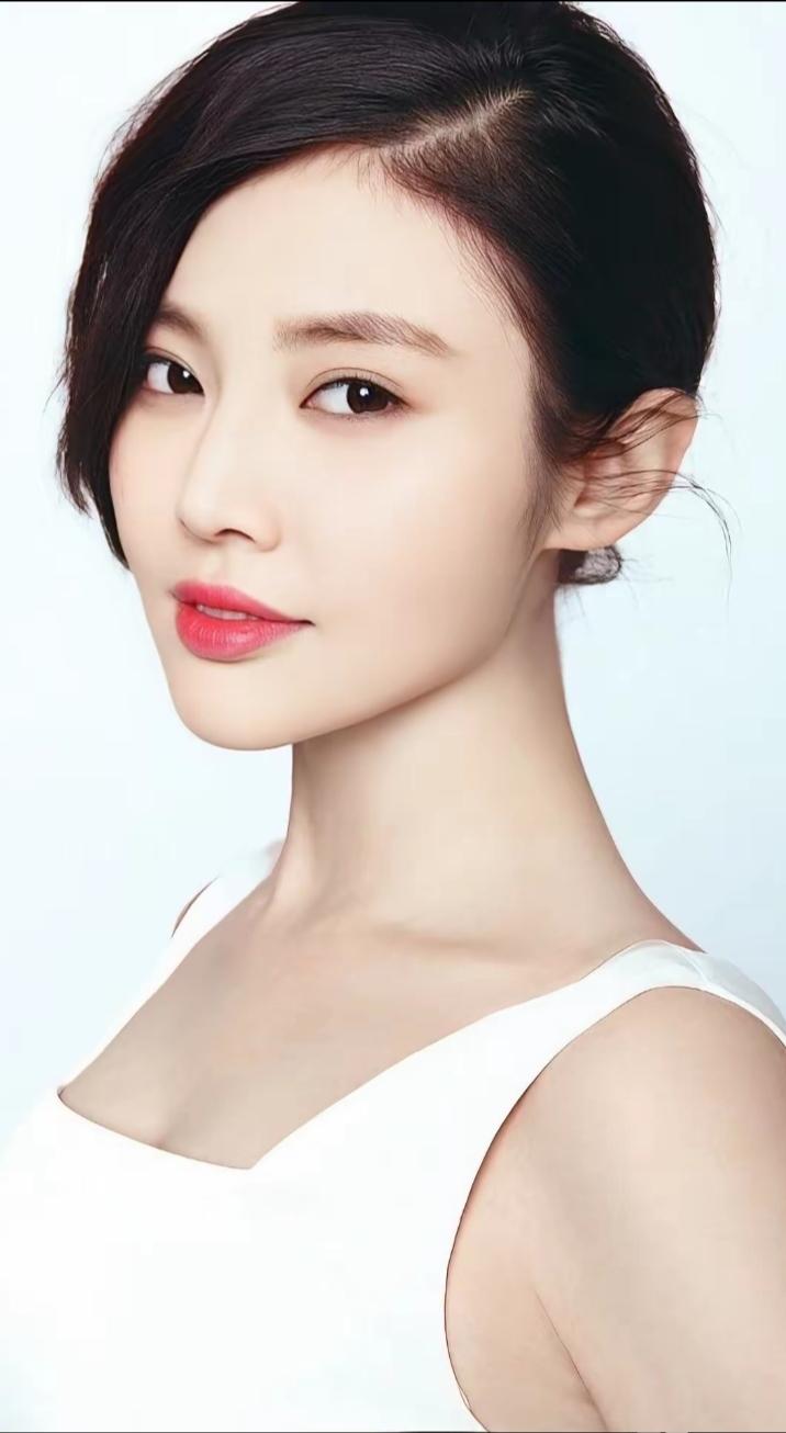 徐冬冬，内地女演员、歌手，毕业于解放军艺术学院。凭借《余罪》大嫂一角出圈，可驾驭