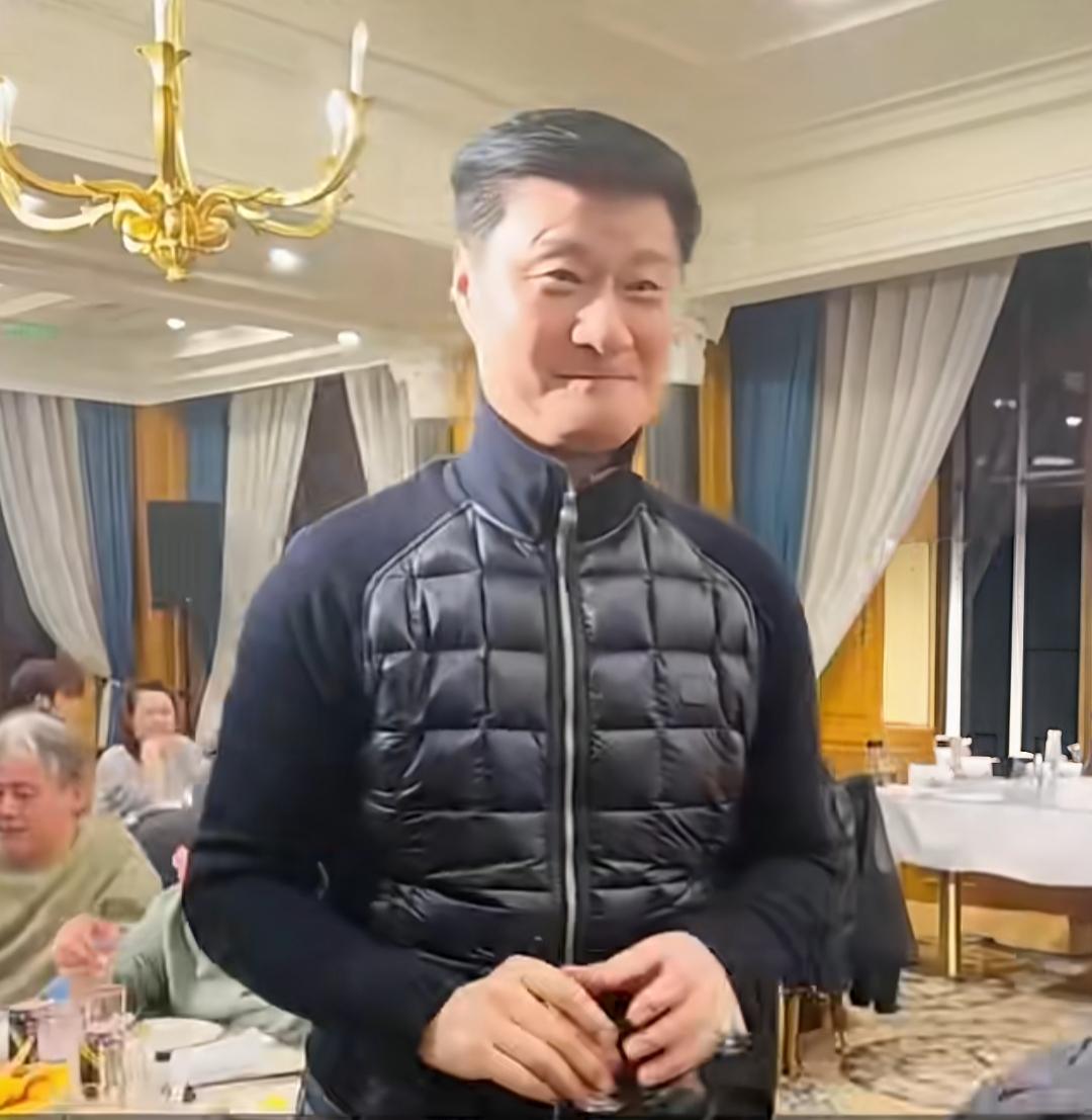 钱真的能养人啊
看看范丞丞的爸爸就知道了
范丞丞爸爸参加好友酒席
75岁的他打扮