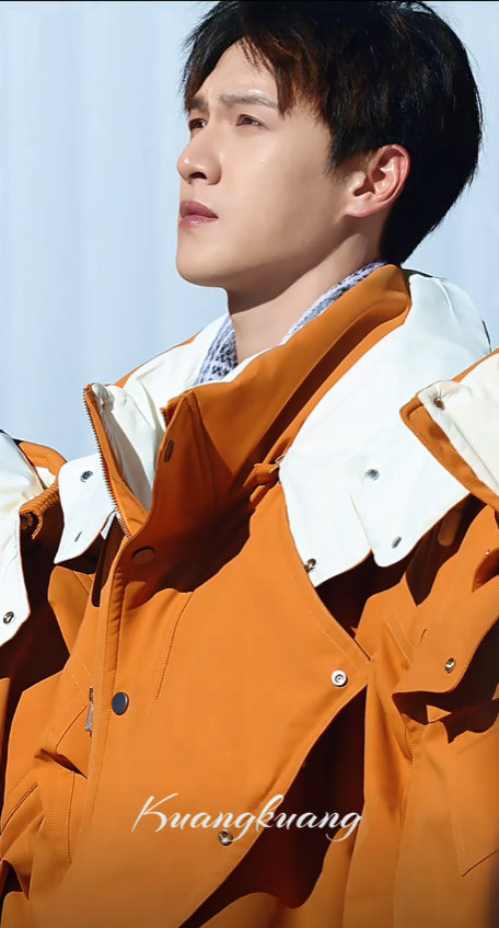 根正苗红的李昀锐，谁懂小林看升旗的眼神啊，好正的人和脸板正感拉满，就是爱这样根正