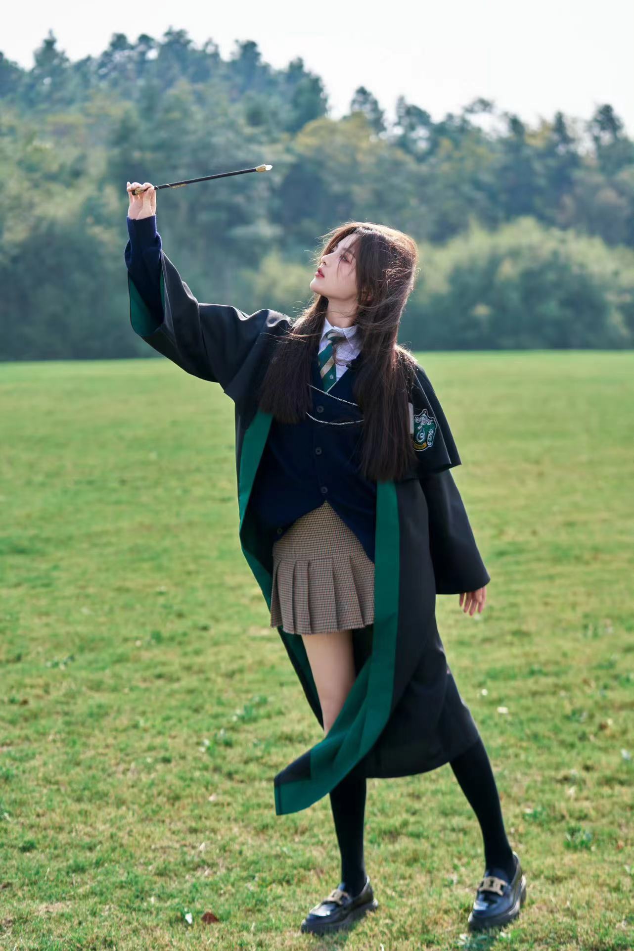 #杨超越斯莱特林学姐# 今日份斯莱特林杨超越已上线[送花花]挥舞着魔法棒的杨超越
