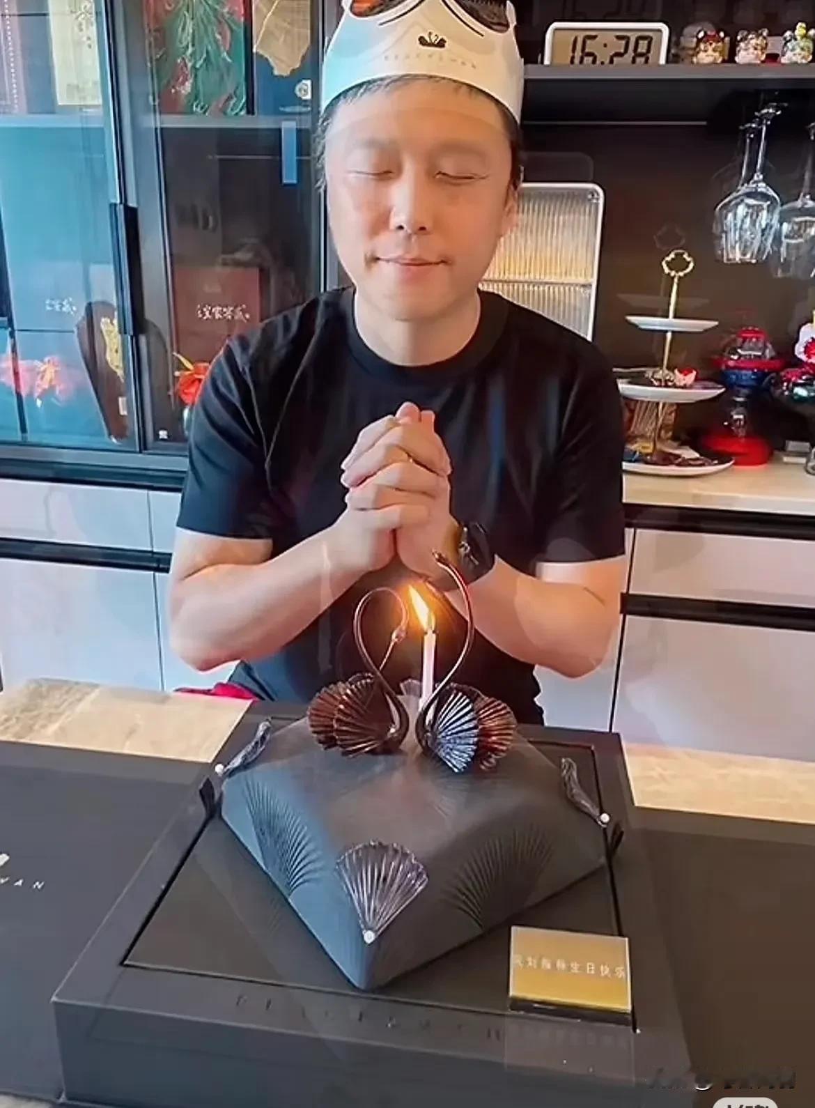 国乒内部过生日都流行黑天鹅了吗？
盲猜志强今天的生日愿望:“甜甜，吾儿，定胜！[