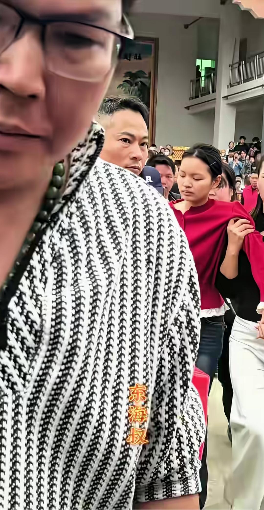 妈祖巡游被搞的乌烟瘴气，说到底是资本和神棍之间为了利益起的冲突。妈祖是慈悲为怀的