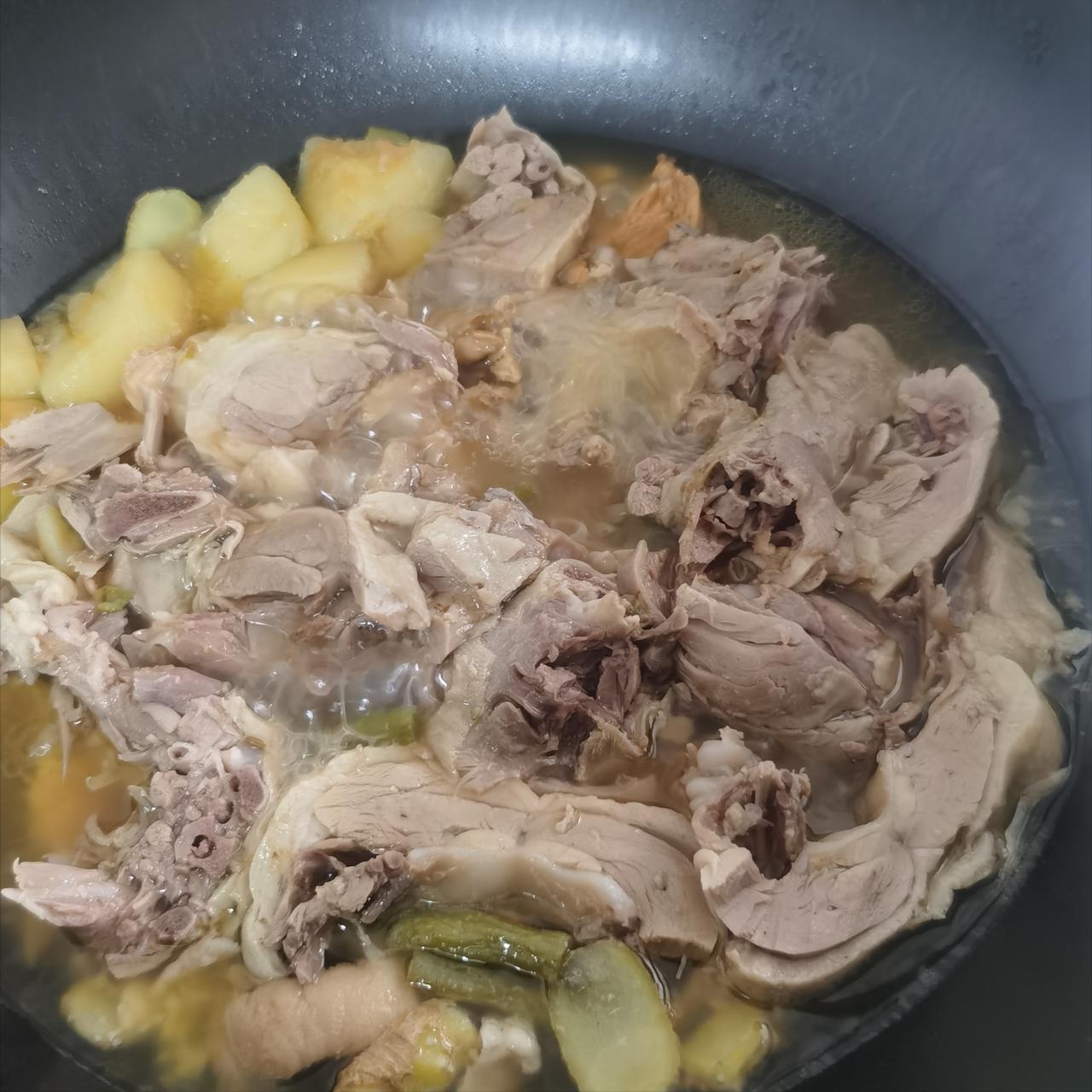 心在春夏，我在春夏。一袭新衣，让我自觉自己还在青春模样中。

外面，阳光正好，我