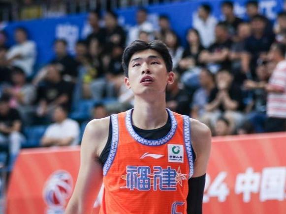 CBA最新消息：据知名篮球自媒体人球圈赵探长发文：“福建男篮末节轰出一波14-0