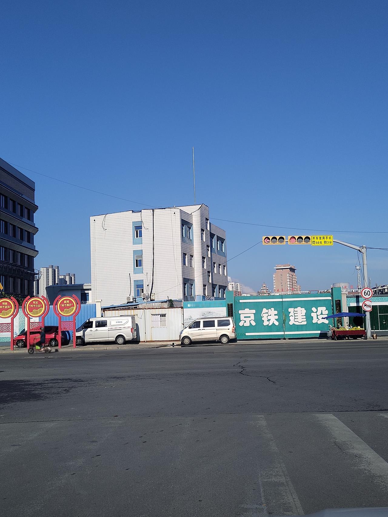 狗三啊狗三，是真狗啊！
这个月的某晚上有一单，从小油社区到商城的。
乘客上了车之