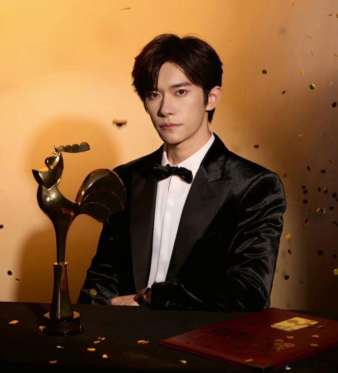 电影《融雪以后》拍摄中导演：刁亦男主演：易烊千玺梗概：新婚之夜，爱妻被害，林密陷