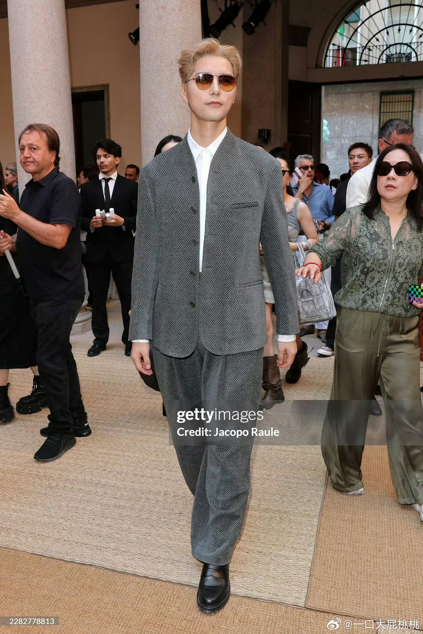 阿云嘎又马不停蹄亮相Giorgio Armani 2027春夏系列男装大秀～这身