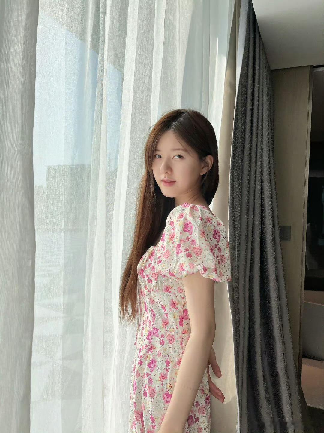 赵露思  / 给赵露思的年终告白  粉色碎花裙🌷 