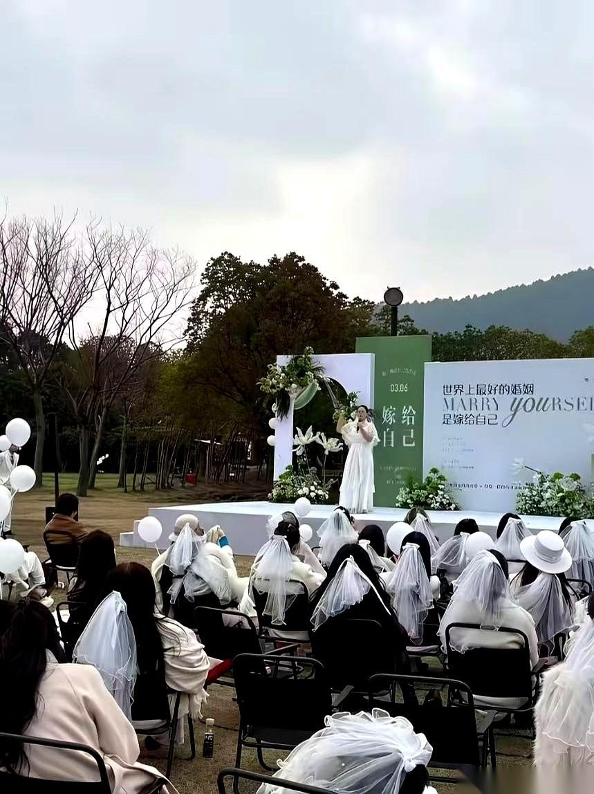 云南一场70多个女人的“嫁给自己”活动，镜头前有多风光，镜头后就有多狼狈。
她们