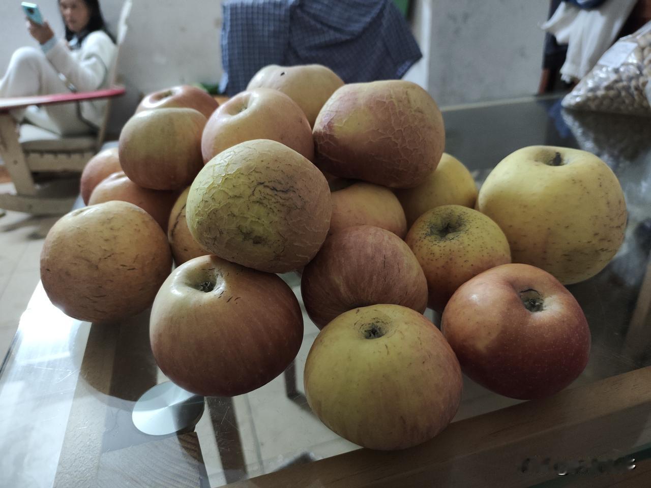 12月14日，东莞寮步，星期天。晚上没加班，外边逛街，发现一写着卖陕西苹果的小货