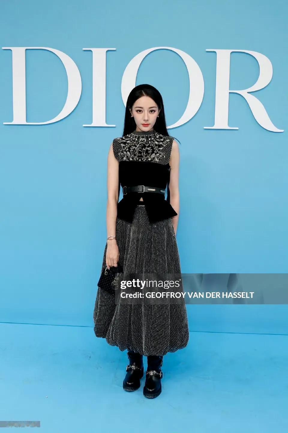 迪丽热巴G社生图有！无袖束腰裙衬托出的修长身形，像洋娃娃一样精致漂亮[送心][送