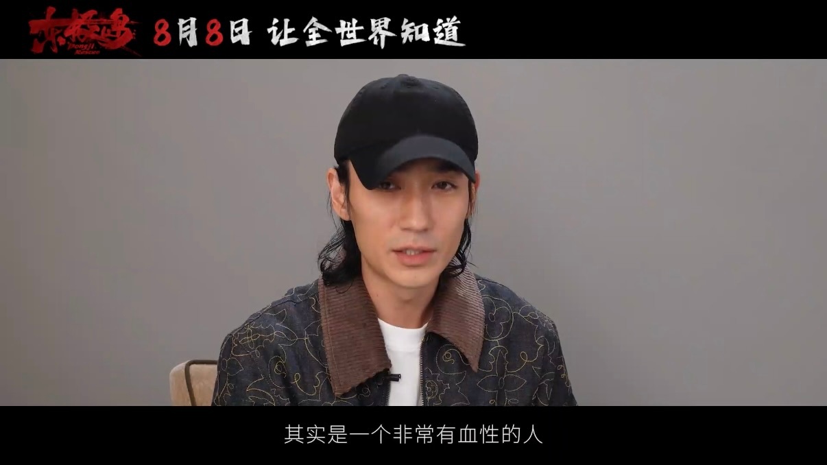 倪妮把朱一龙夸不好意思了 倪妮大方夸朱一龙演技好还敬业，他被夸到低头抿嘴笑，脸颊