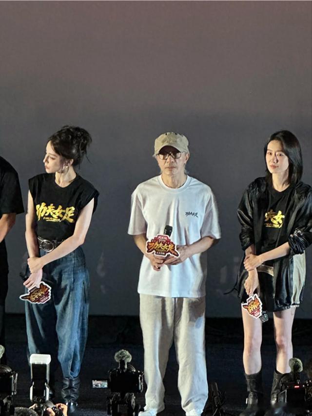 周星驰迪丽热巴路演神图天津首映现场路透流出，周星驰休闲穿搭随性松弛，迪丽热巴褪去
