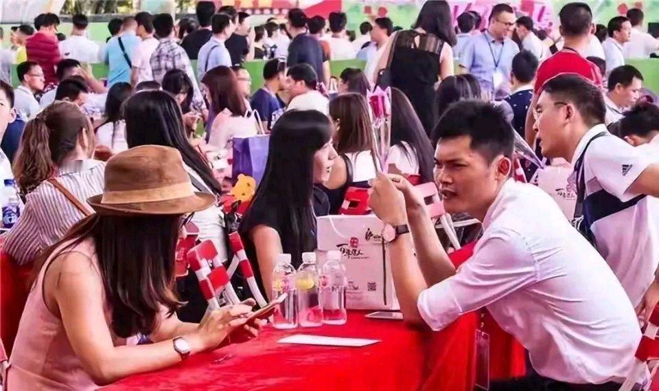 4200万大龄未婚女性，单身汉的“春天”真来了？
先看2025年统计局的数据，全