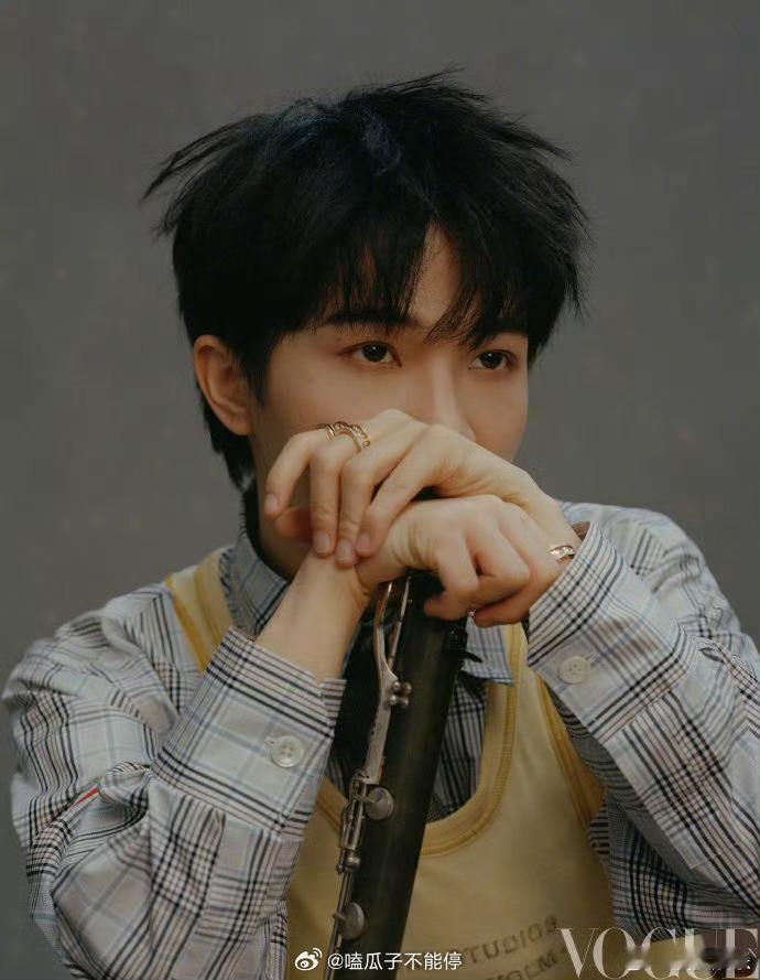 周深新杂志大片来了，就这样百变且完美驾驭所有造型