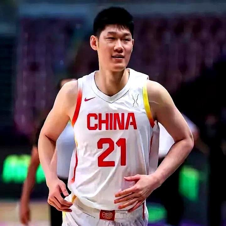 28岁胡金秋把34岁的日本归化中锋打回原形。不是什么技术分析，你就看这两个画面：