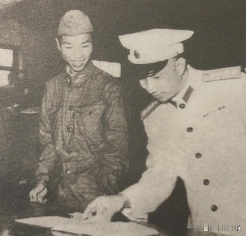 1957年，粟裕大将在部队视察，了解战士的学习情况。粟裕大将强调官兵必须加强文化