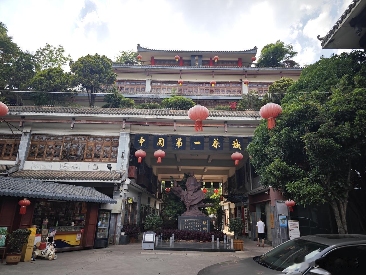 茶路漫漫丨茶叶批发市场穷途末路，守店人何去何从？
 
清晨8点，昆明雄达茶城格外