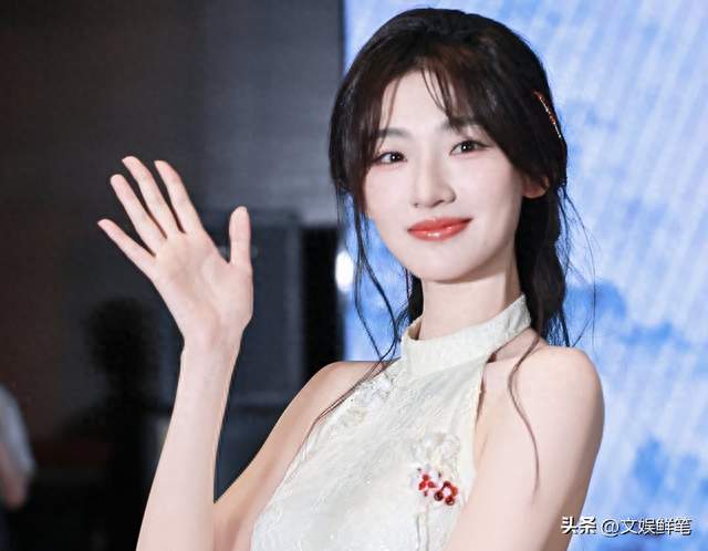 27岁杨雨潼米白蕾丝裙出席十周年 红发饰别着白鹤淮的暗语