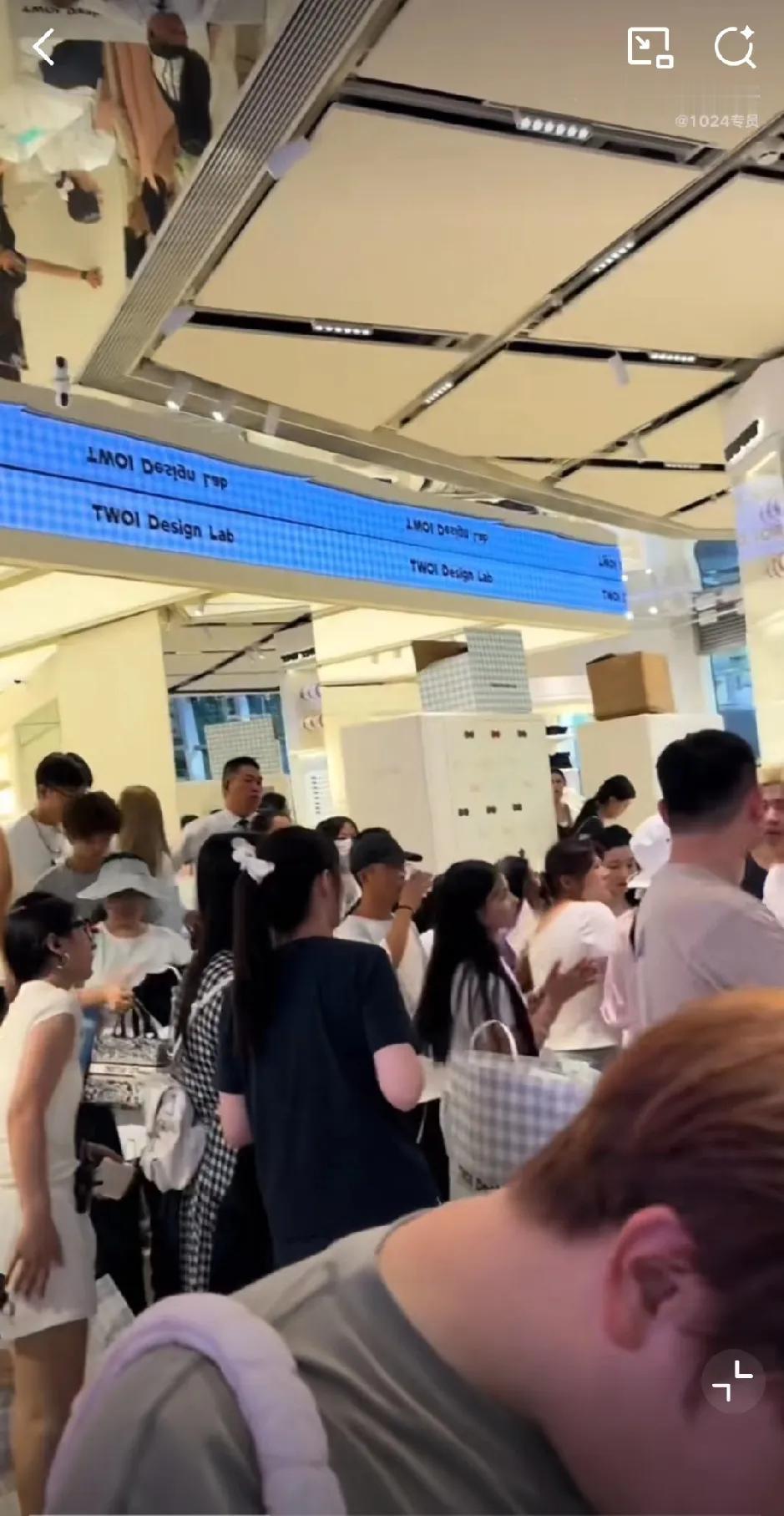现在的这些年轻人，他们的某些行为的确让人看不懂，也无法理解。

上海静安寺商圈某
