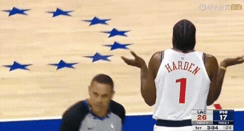 标题——哈登的背影。
哈登双臂一夹，两手一摊，企鹅步走起，我好无辜，我好想哭，我