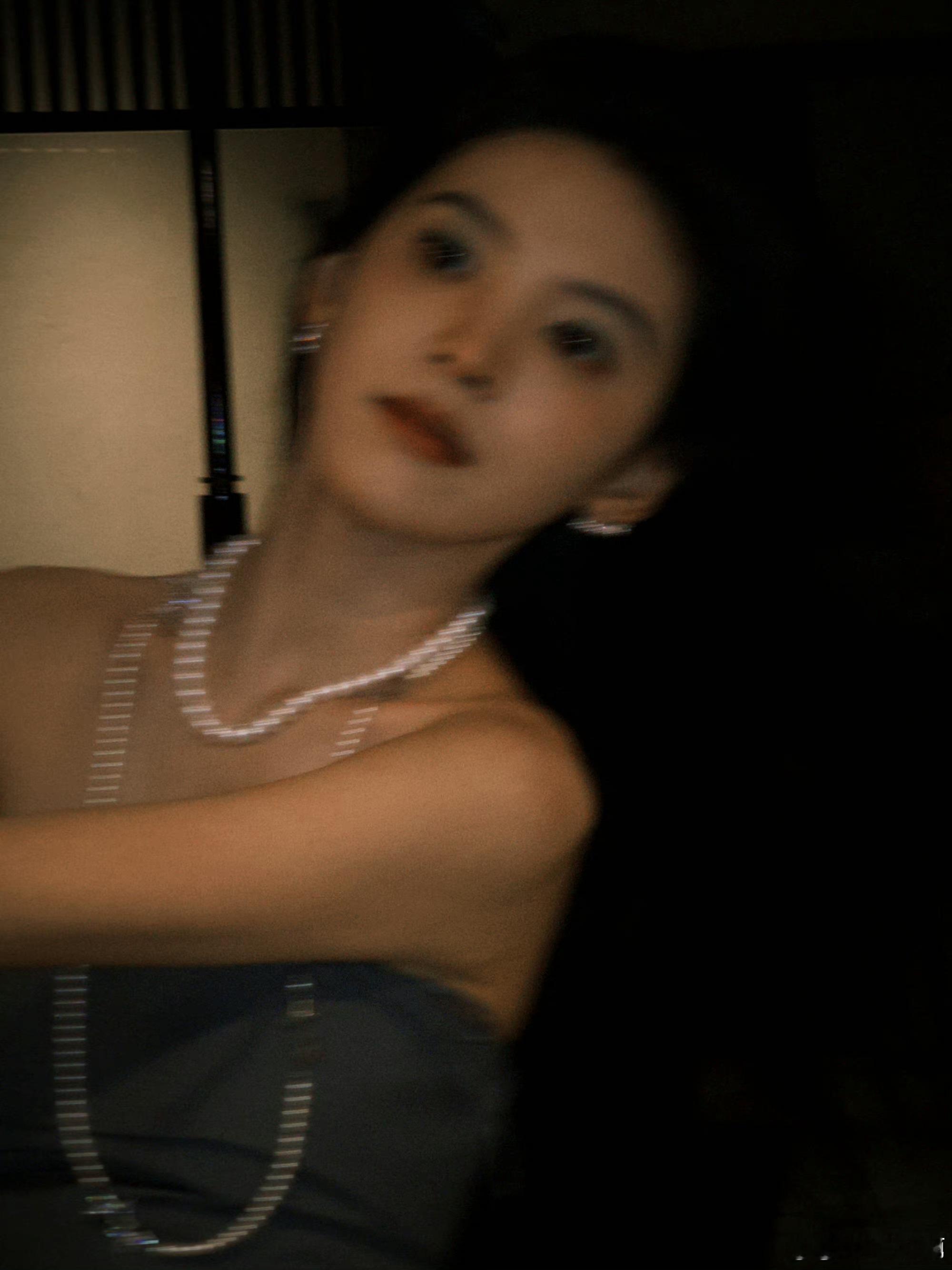 章若楠这个氛围感也太绝了吧！眼镜配上珍珠，又贵又温油！ ​​​