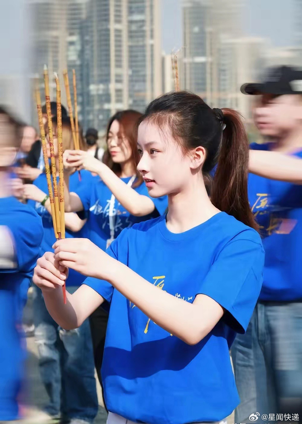 原来“长得漂亮能当饭吃”网红七七，在空降了一个S级剧组之后，又无缝进了个新的组《