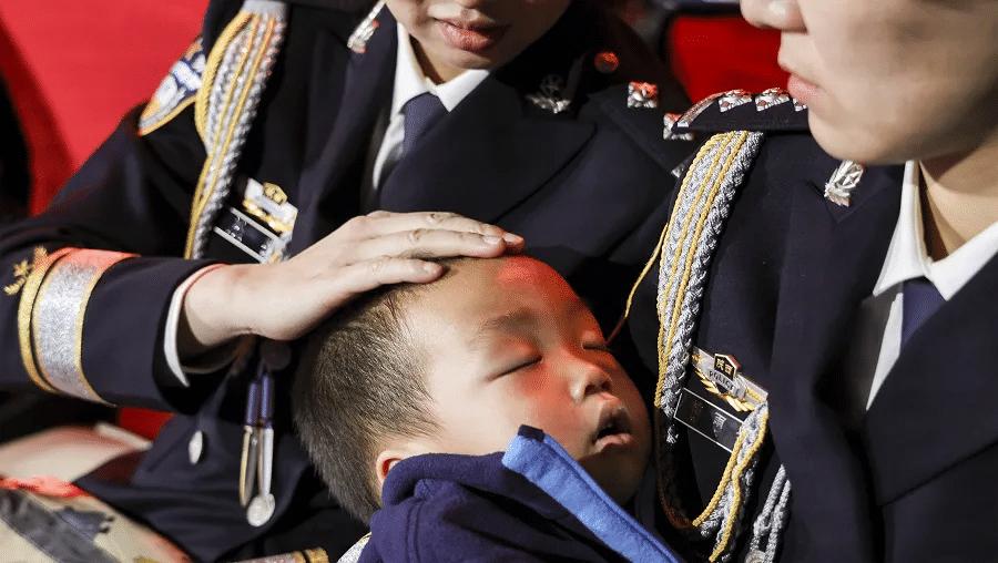 1月10日早7点04分，中国青年报北京官号官宣，第六个中国人民警察节到来之际，2