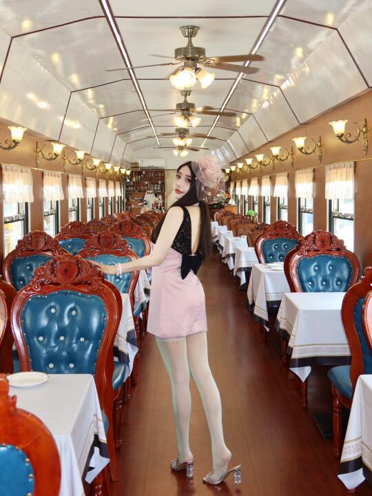 昆明！新开的星光列车🚄餐厅好浪漫💕