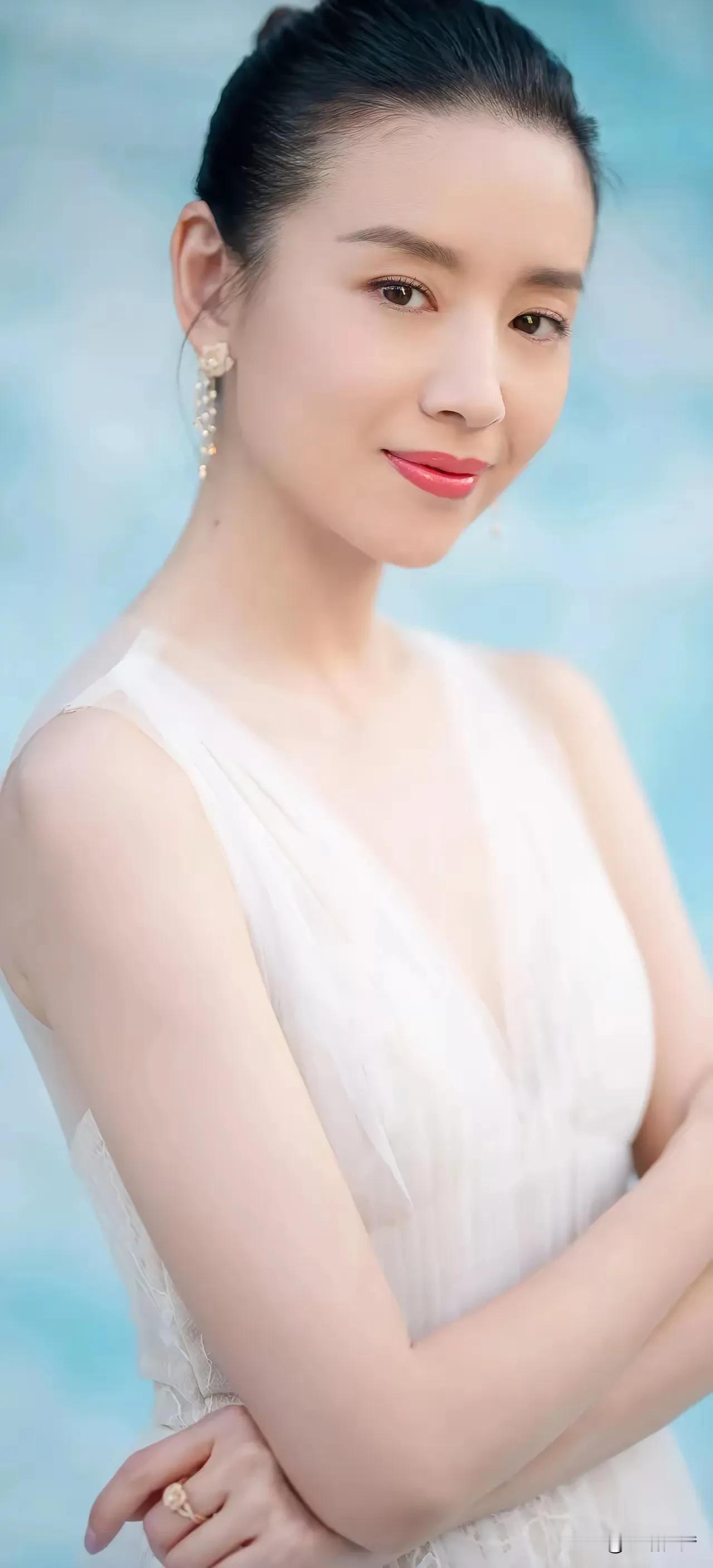 再美的女神，一旦脸上出现法令纹，都会给人一种大妈的感觉。
一群女孩凑在一起嘲笑四