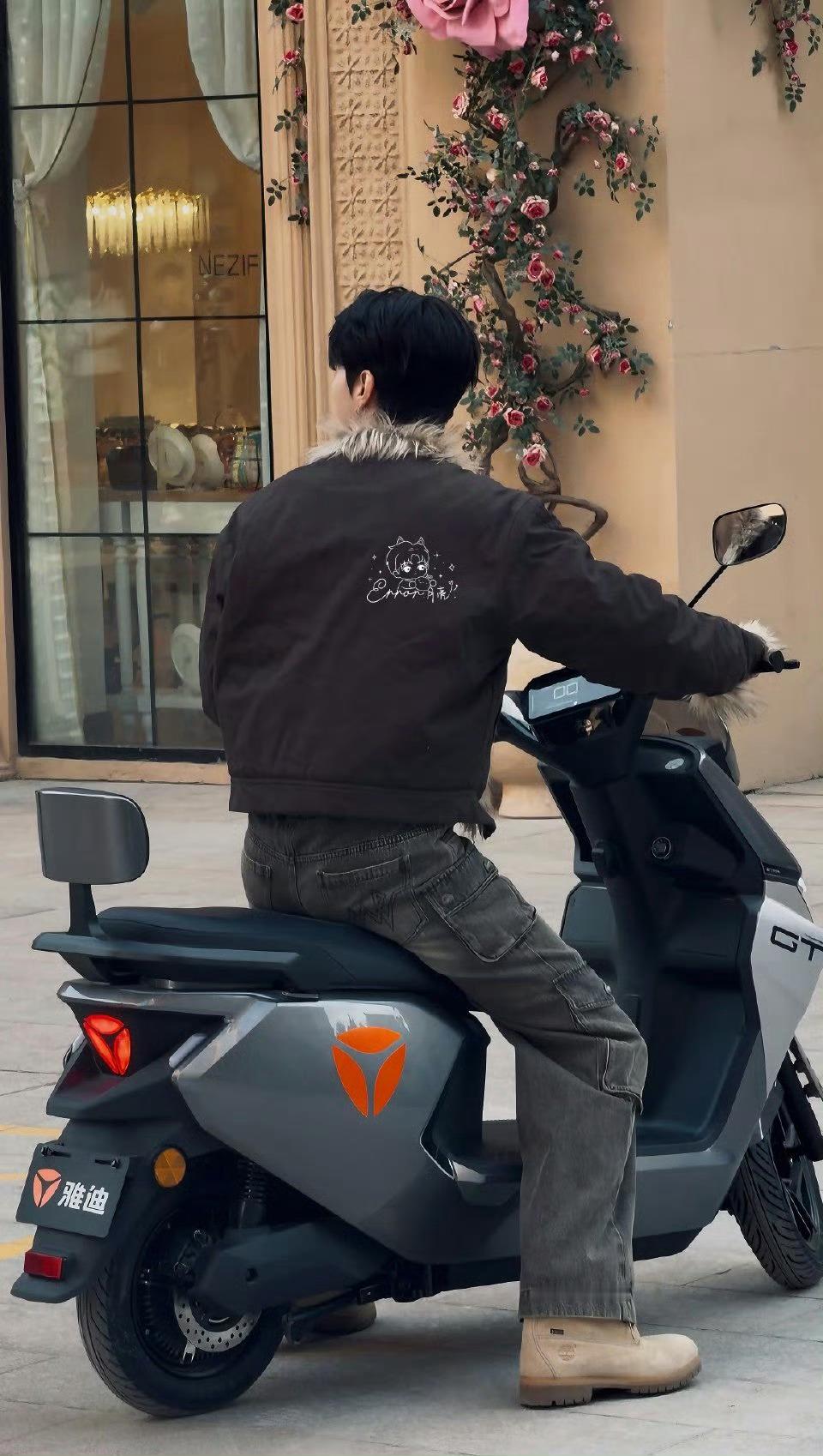 范丞丞叫白鹿黄毛丫头哈哈哈哈哈哈，范丞丞真的太皮了，在屏幕外唱了好大一句有一个黄