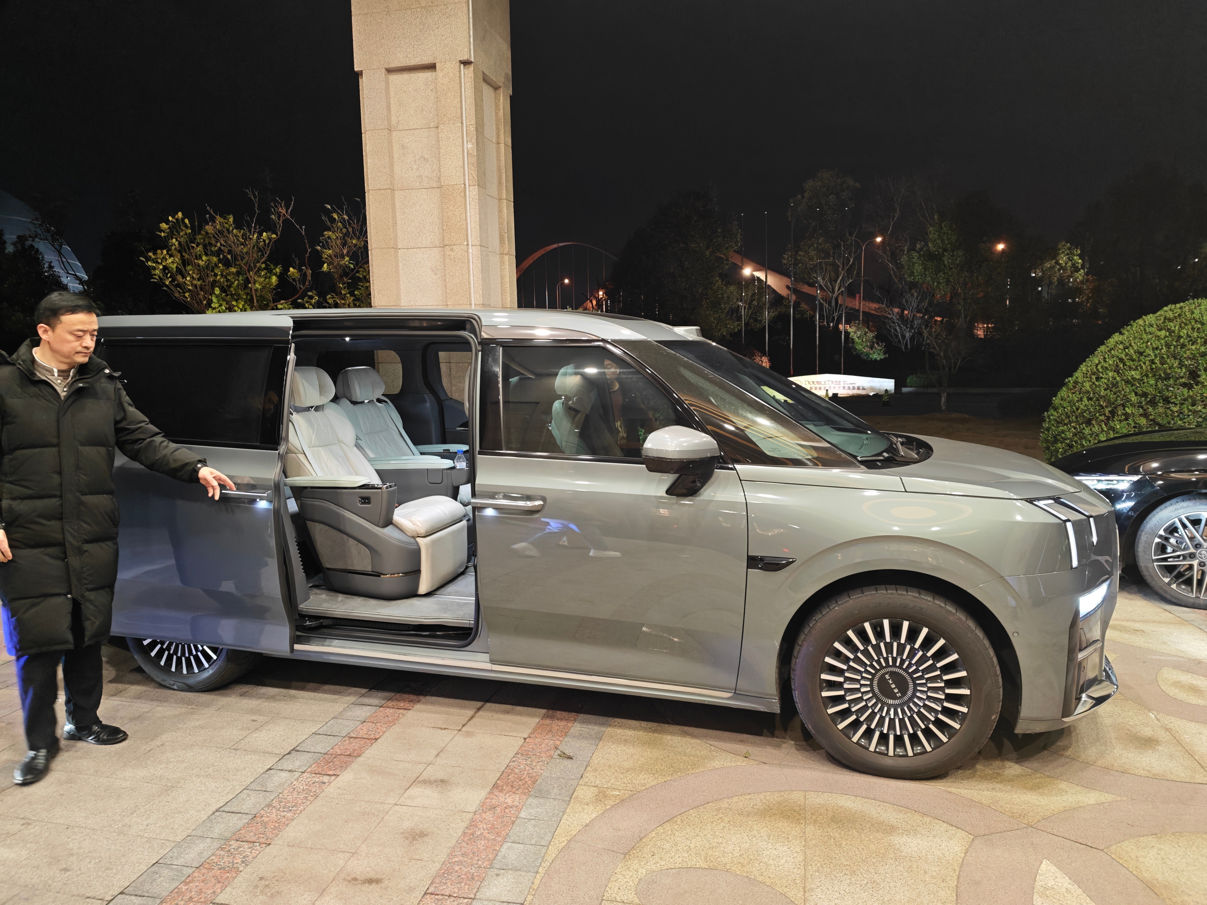 昨天在广州拍领克900大五座，拍完今天在广州继续拍新款小鹏MONA M03，然后