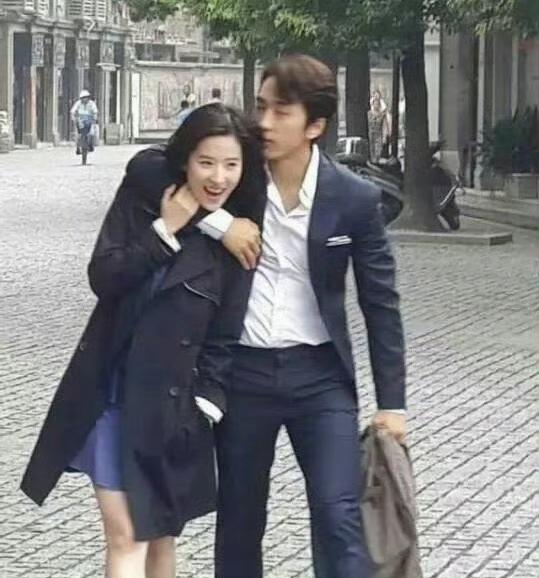 这是刘亦菲承认过的唯一一段爱情吧，
从外形看，
觉得宋承宪虽然帅还是不够高。
可