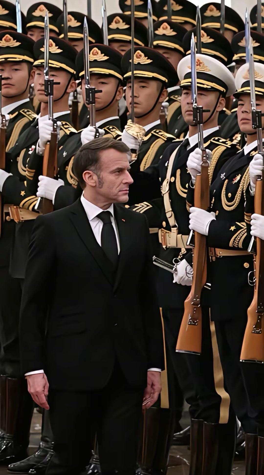 法新社 马克龙人们很少亲眼见到大人物，连县长也很难见到。一个性格活跃的五常总统，