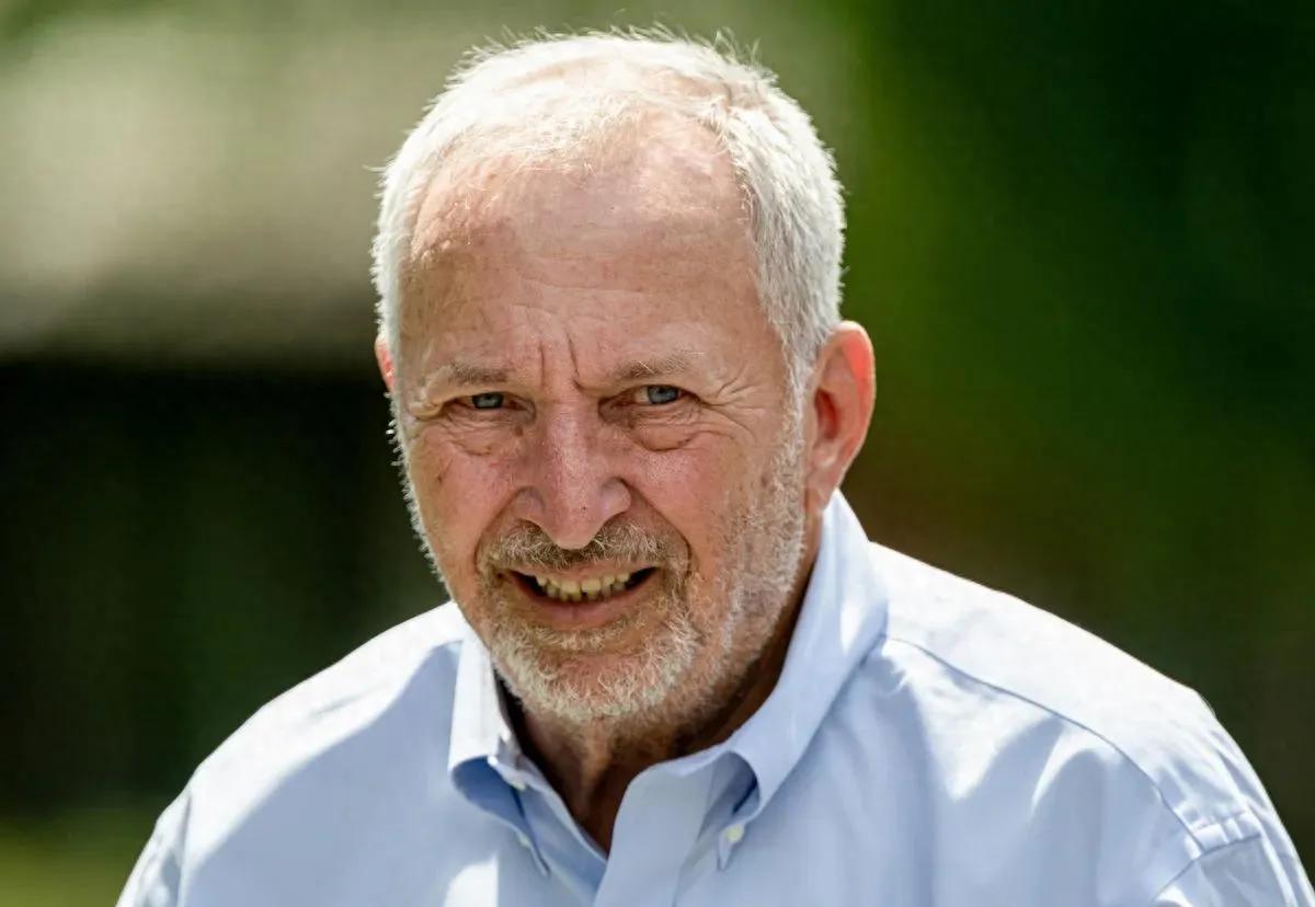 杰弗里·爱泼斯坦，这个犹太裔美国金融大鳄，堪称现实版的复杂“怪物”。他在金融圈风