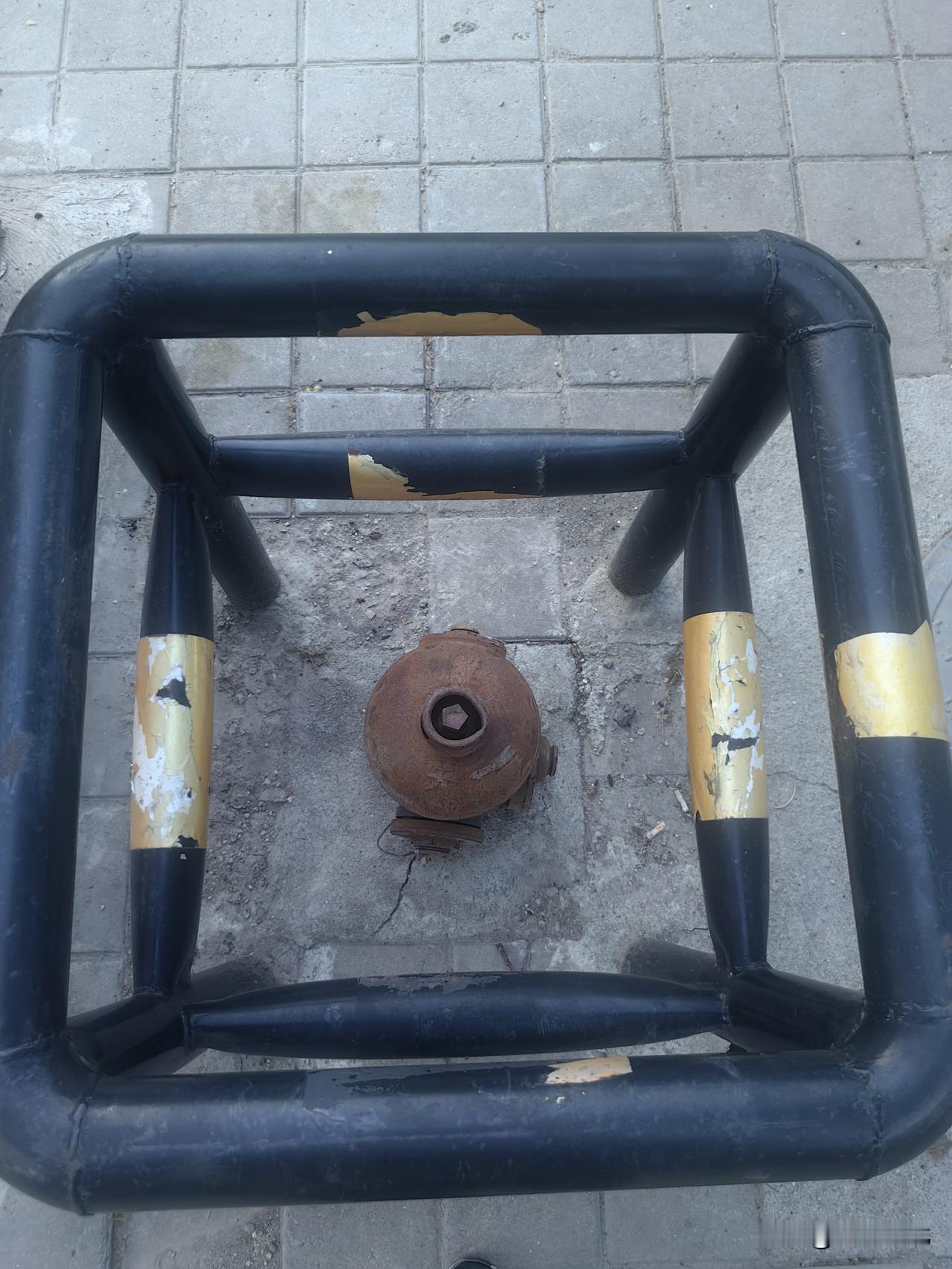 【实拍景县城区路口消火栓】近日在衡水景县城区十字路口人行道实拍一处市政消火栓，点